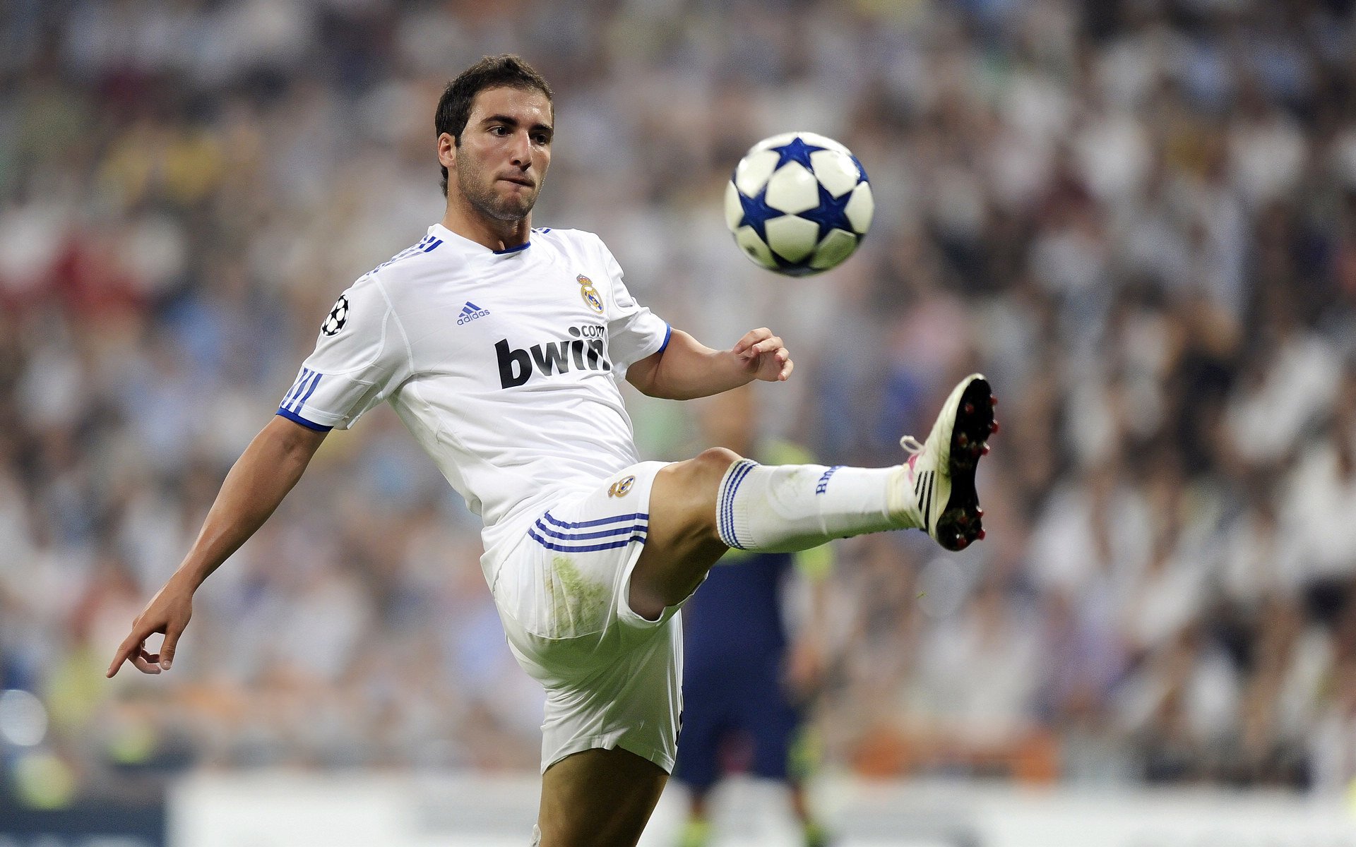 “法甲激战不断，悬念持续升高，面对压力各队稳中求胜”，法甲的比赛