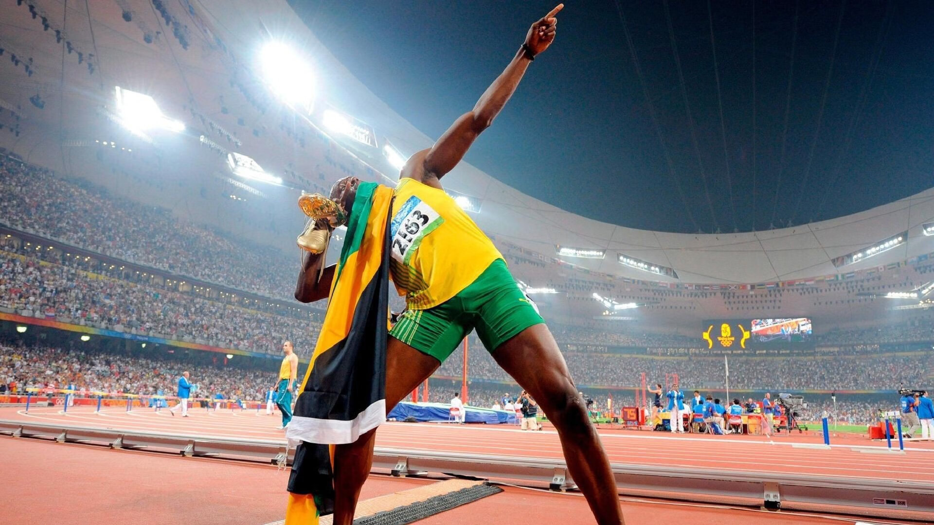 开云备用-伊朗门将扑球滑进雪堆消失3秒，观众惊呼“魔术门将”，伊朗队守门员